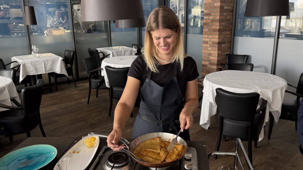 Die dünnen Crêpes, werden in einer Sauce aus Butter, Zucker, Orangensaft und Orangenlikör getränkt und flambiert