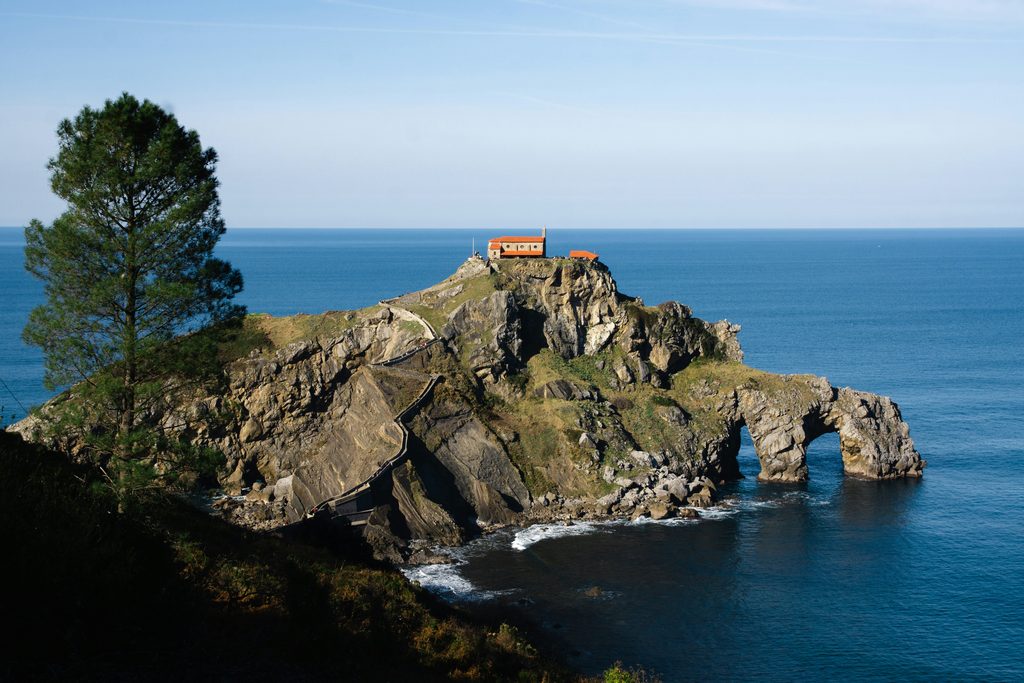 Die Kapelle San Juan de Gaztelugatxe liegt malerisch auf einem Felsen